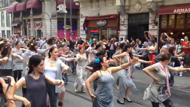 Стамбульский флешмоб на Истикляль смотреть онлайн