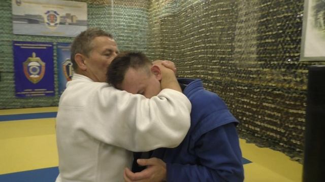 Как перейти из тайского клинча к борцовскому замку на шею- поменять замок кистями и подойти плотнее смотреть онлайн