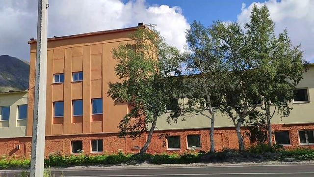 Неработающий светофор! Был предназначен, для заезда на территорию Лимонадного завода г. Кировска! смотреть онлайн