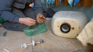 Как заменить арматуру в смывном бачке, если заржавели крепежные болты.