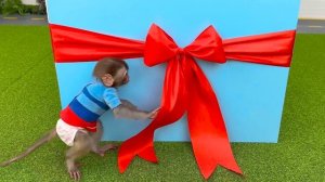 Monkey Baby Bon Bon bath in the toilet and Eats Ice Cream Gold with puppy at the pool