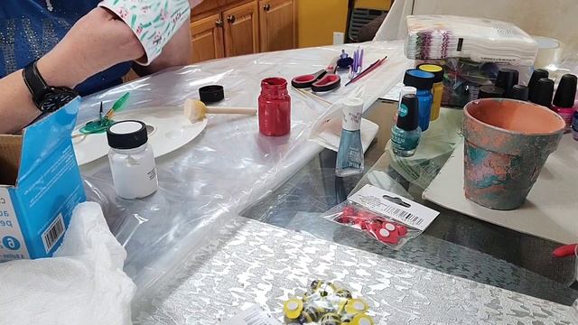 Decorating Clay Pots (Украшаю глиняные горшочки)