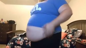 Толстая девушка мереет свою старую одежду