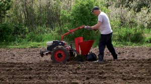 Выполнить такую работу ОДНОМУ тоже можно. Посадка картофеля 2023. Картофелесажалка КСМ-1А.