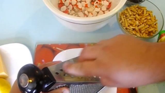 Салат с Крабовыми Палочками, Курицей и Сухариками кулинарный видео рецепт смотреть онлайн