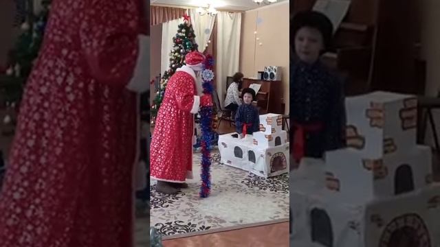 Емеля привёз подарки, фрагмент из новогоднего утренника смотреть онлайн