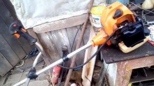 заливает свечу на бензокосе