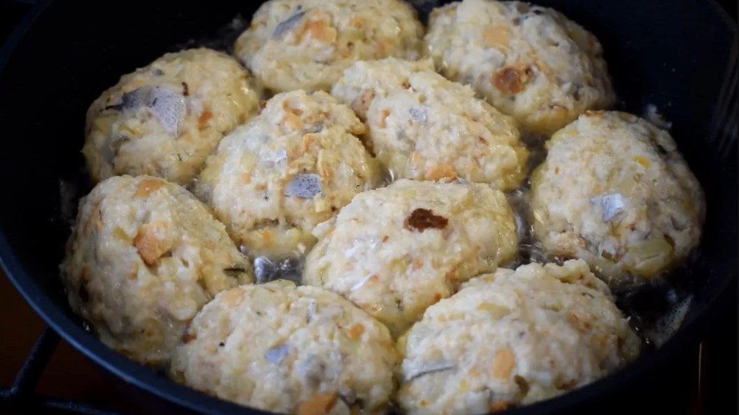 Если готовлю котлеты, то только так и никак по другому! Ну оочень вкусно! Нежнейшие рыбные котлетки смотреть онлайн