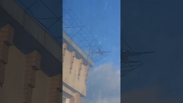Boeing 737-800 S7 airlines Москва-Омск садится днём над центром города Омска. смотреть онлайн