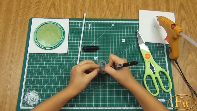 Как сделать подставку для кукол с креплением за талию. How to Make a simple Doll Stand. смотреть онлайн