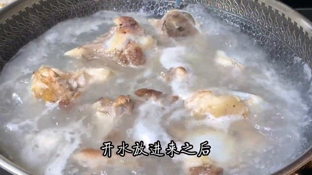 燉骨頭湯，記住2步驟的訣竅，湯色奶白湯甜肉香，營養美味不油膩【阿朝哥美食 】#燉骨頭湯 #骨頭湯