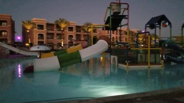 Вечерний вид аквапарка Charmillion Club Aqua Park смотреть онлайн