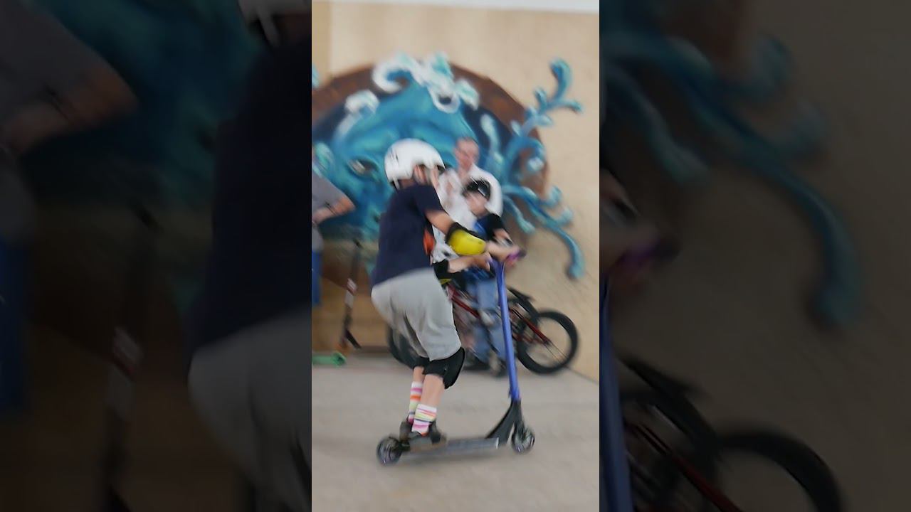 Трюки на самокате, без шлема не повторять. Крытый скейт парк BunnyHop смотреть онлайн