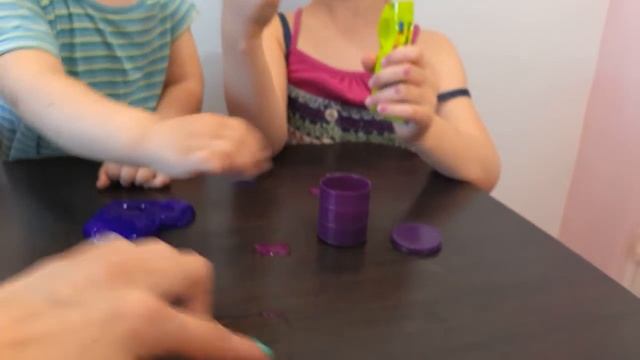 Слизь в бочках игрушка для детей. Играем лизунами. Лизун смотреть онлайн