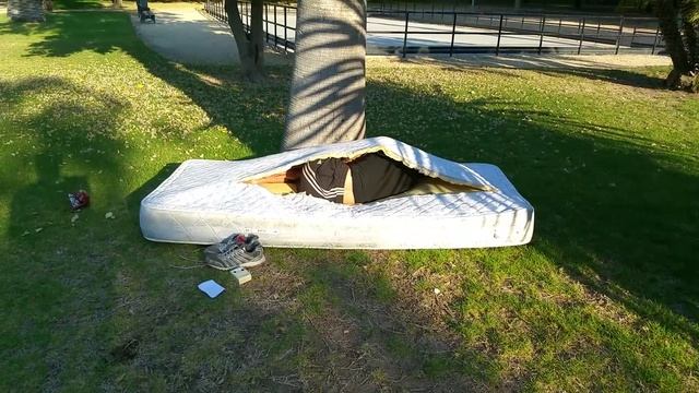 Где и как спят бомжи в Испании) смотреть онлайн