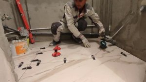 Укладка крупноформатного керамогранита на пол ванной комнаты и туалета.