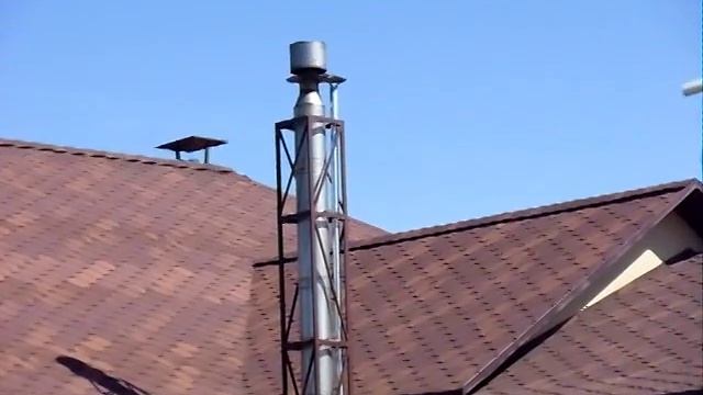 Дымоход в железном каркасе.