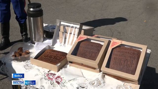 В Бийске на территории Архиерейского подворья прошла Крестовоздвиженская ярмарка смотреть онлайн