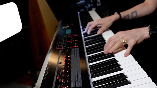 Guns N' Roses - Knocking On Heaven's Door | Vkgoeswild multicam piano cover смотреть онлайн