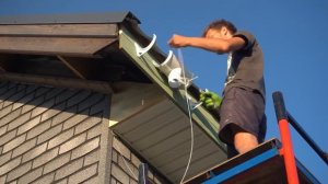 Самая ПРОСТАЯ водосточка своими руками. Как смонтировать водосточную систему.