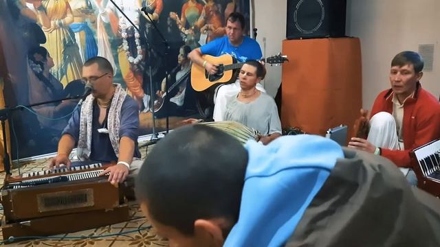 Кришна Мишра дас. Киртан. Алтайский фестиваль 2021 смотреть онлайн