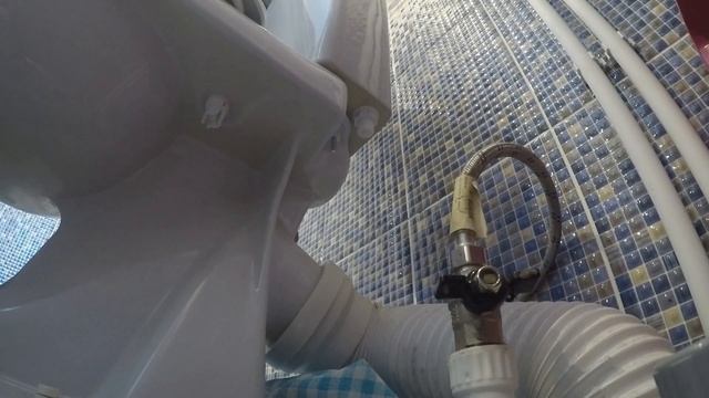 Замена арматуры ( клапана слива и клапана подачи воды ) смывного бачка унитаза! смотреть онлайн