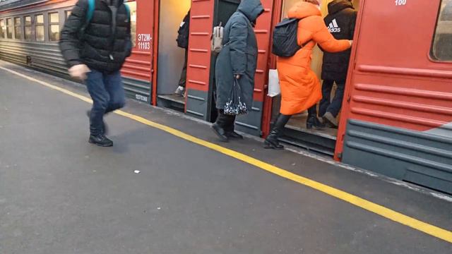 ЧС2Т проезжает ст.Лихоборы по 2 пути, ЭТ2М-111 прибывает и отправляется со 2 пл. 4 путь ст.Лихоборы смотреть онлайн