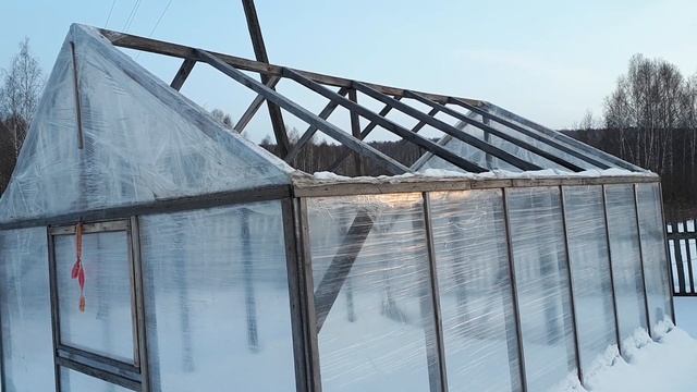 Теплица из стрейч пленки. Как перезимовала на Урале. смотреть онлайн