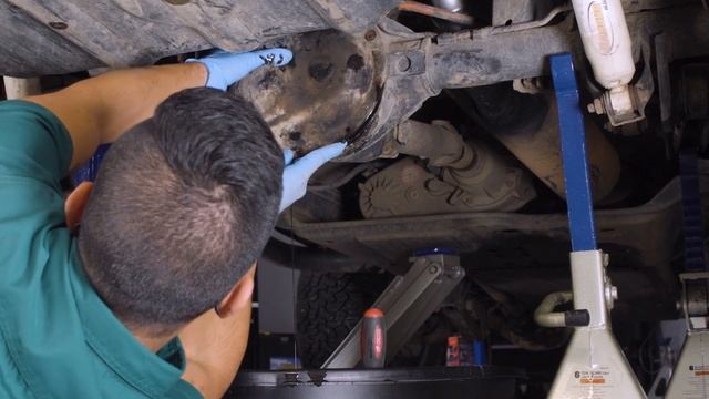 How To: Change Rear Differential Fluid смотреть онлайн