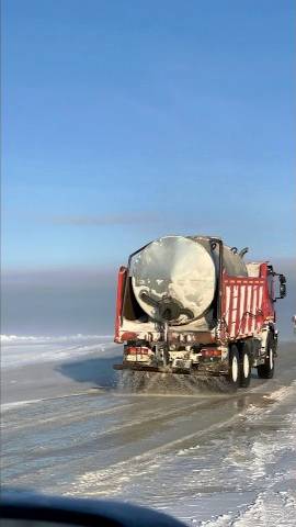 Заливка зимника в тундре на Мессояхе смотреть онлайн
