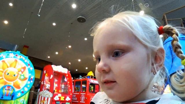 Николь играет в развлекательном центре ловит рыбку смотреть онлайн