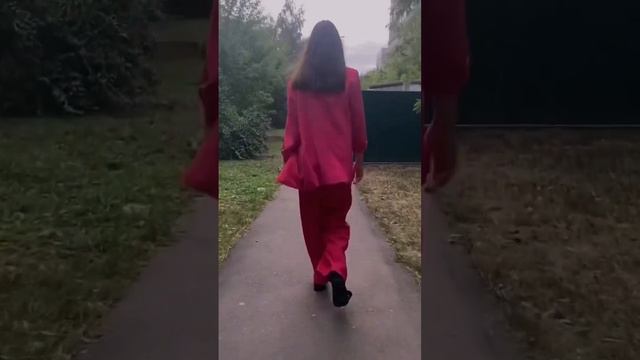 ЗАЧЕМ МОДЕЛИ ХОДЯТ НА СЛОМАННЫХ КАБЛУКАХ? смотреть онлайн