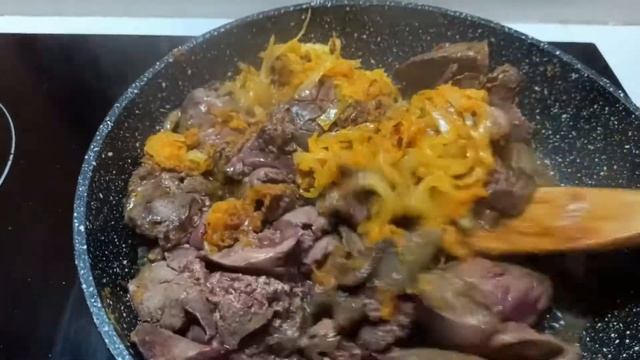 Куриная печень с морковью, луком в сметанном соусе.Рекомендую.30минут и все готово! смотреть онлайн