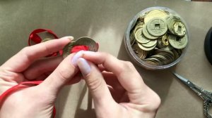 Как завязать три китайские монеты Фен-шуй красной нитью в талисман на богатство