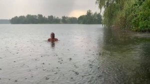 Купальщица под дождем