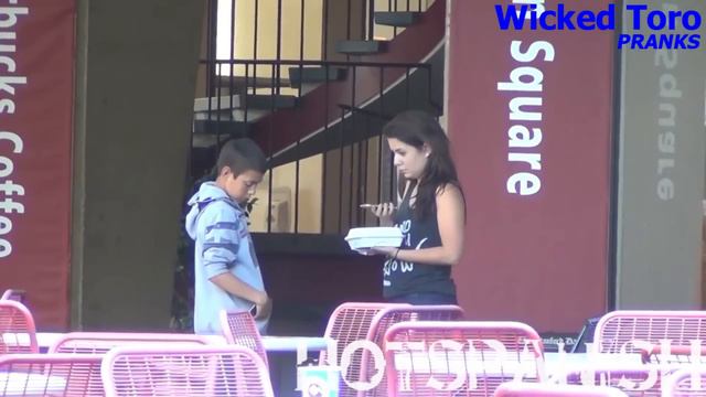 РЕБЁНОК ЦЕПЛЯЕТ ДЕВОЧЕК (ПРАНК) смотреть онлайн