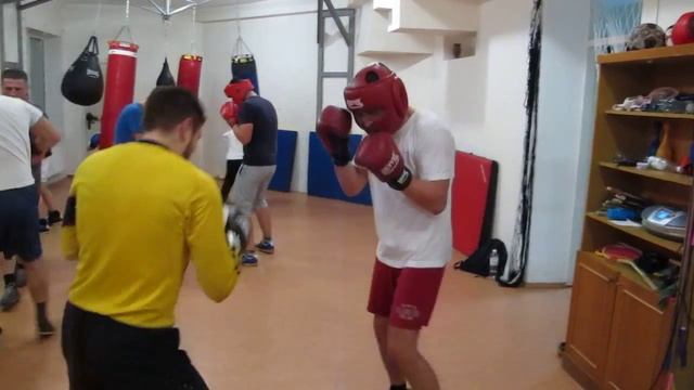 Школа бокса и кикбоксинга Андрея Рябченка (отработка боковых ударов и ударов снизу) смотреть онлайн
