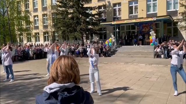 Танец на последний звонок - подарок от мам! смотреть онлайн