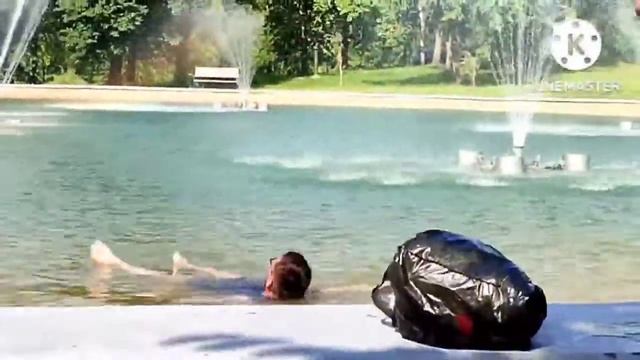 Скрытая камера  / купание в фонтане?