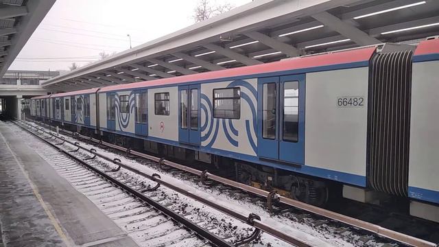 Метропоезд Москва на станции метро Фили. смотреть онлайн