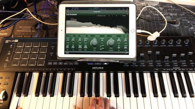 TB BitJuggler - Vintage Digital Processing & SynthMaster One - DrumComputer - Live iPad Demo смотреть онлайн
