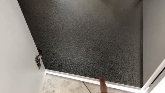 Угловая кухня с черным фартуком смотреть онлайн