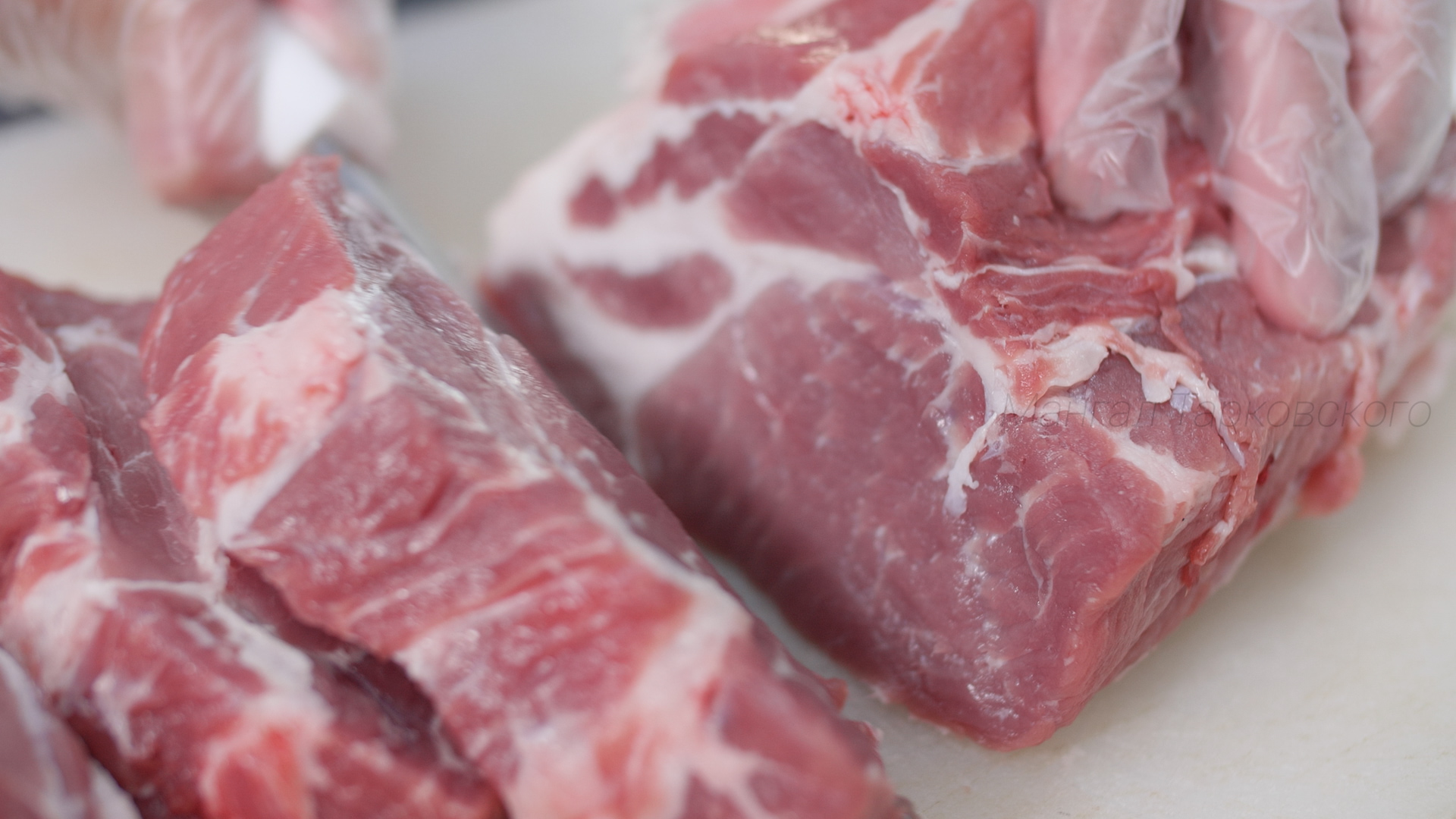 Как нарезать мясо на шашлык. Нарезка свиной шеи на шашлык. смотреть онлайн