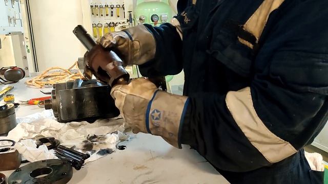 L'Orange Marine Diesel Fuel pump overhaul Part 1 strip down смотреть онлайн