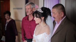 Родители благословили невесту перед свадьбой