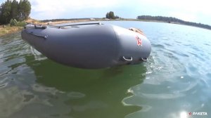 Пробуем забраться в лодку по веревочной лесенке