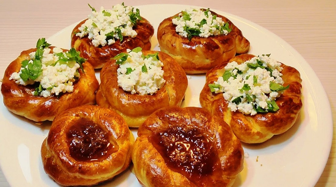 СДОБНЫЕ БУЛОЧКИ, ВКУСНЫЕ БУЛОЧКИ С ТВОРОГОМ И ДЖЕМОМ. смотреть онлайн