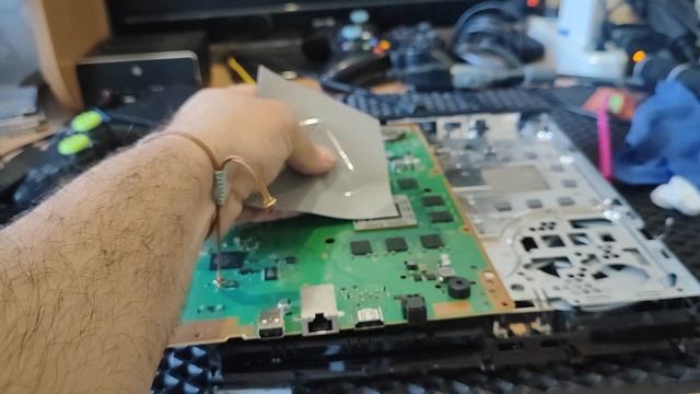 Термопрокладка вместо Термопасты Ps4 смотреть онлайн