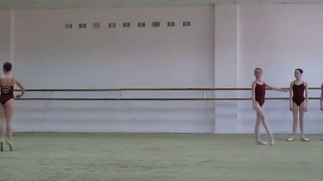 Харьковская балетная школа. Фрагмент урока - классический танец 2 смотреть онлайн