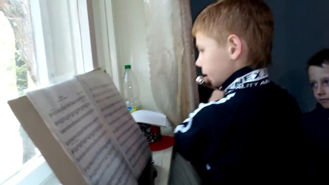 Пацан в лагере играет на флейте. смотреть онлайн